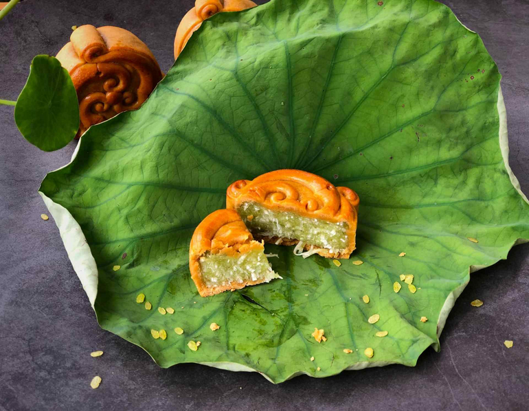 Bánh Trung Thu Cốm Đặc Sản Hà Nội: Hương Vị Thu Vàng Khó Quên